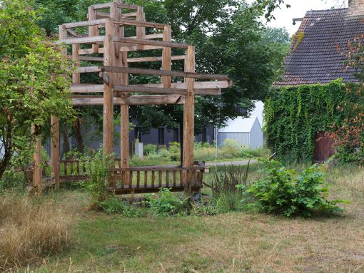 Danh Vo, Untitled, 2020. The unusual design of the pavilion is drawn from the distinct architecture of the Dong (Kan) people, a minority population found in the hills bordering the Chinese provinces of Guizhou, Hunan and Guangxi. Danh Vo, Güldenhof 2022. Photo: Nick Ash. — © Photo: Nick Ash.