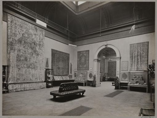 The International Exhibition of Persian Art, held from January 7 to March 7, 1931, at the Royal Academy of Arts, London. — © Courtesy of Victoria and Albert Museum, London.