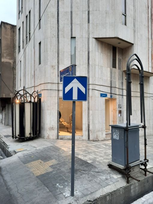 Mohsen Rafei, Hejleh and Pedestal (2023), lumber and scaffolding. Installation view, Bostan Gallery, Tehran. Courtesy the artist. — © Courtesy of the artist.