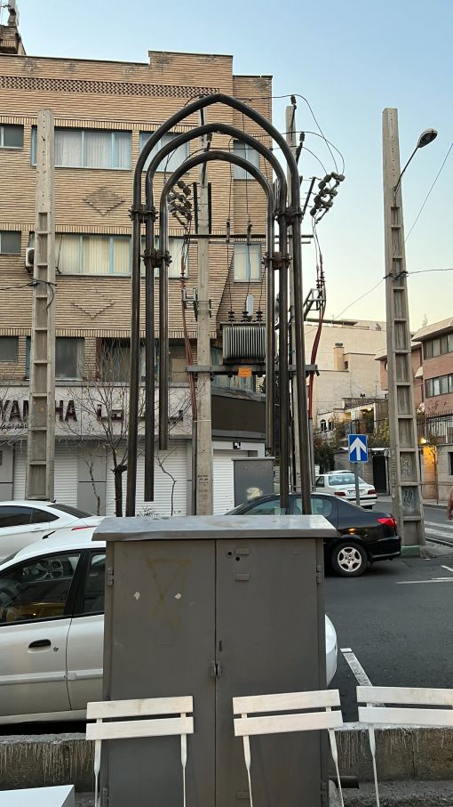 Mohsen Rafei, Hejleh and Pedestal (2023), lumber and scaffolding. Installation view, Bostan Gallery, Tehran. — © Courtesy the artist.