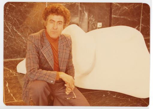 Gholamhossein Nami with The Knot, in the exhibition Volume and Environment 2, Saman Gallery, Tehran, 1976. — © in the exhibition Volume and Environment 2, Saman Gallery, Tehran, 1976