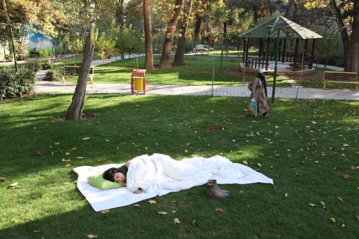 Saba Zavarei, Sleeping with Tehran, 2014. Performance. — © Photo: Courtesy of the artist.