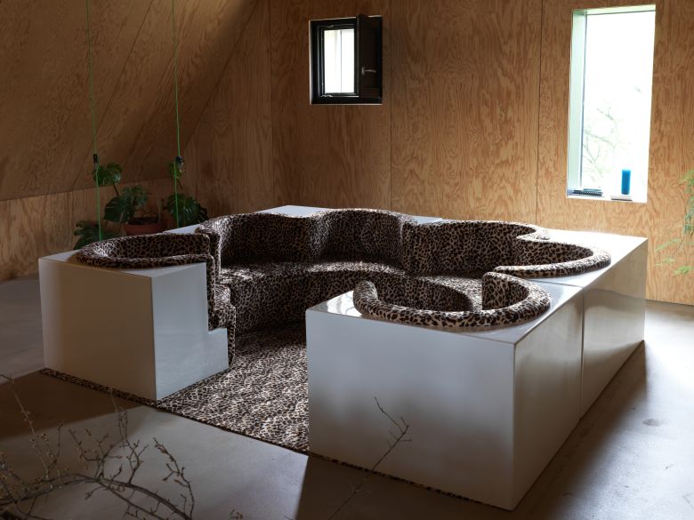 Archizoom Associati, Safari Sofa, 1968. Danh Vo, Güldenhof 2022. Photo: Nick Ash. — © Photo: Nick Ash.