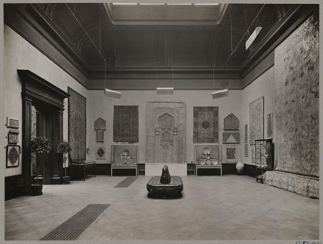 The International Exhibition of Persian Art, held from January 7 to March 7, 1931, at the Royal Academy of Arts, London. — © Courtesy of Victoria and Albert Museum, London.