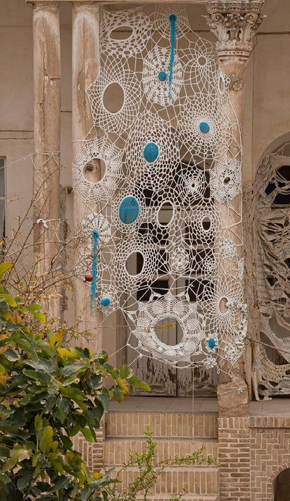 10th Persbook Contemporary Art Event (participatory section), Mansooreh Baghgaraee, 2020. Crochet 400×200 cm. — © Courtesy of the artist and Persbook.