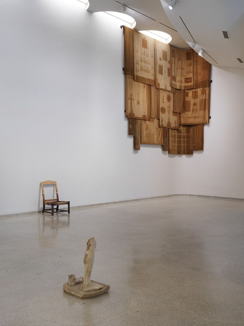 Danh Vo, Lot 20. Two Kennedy Administration Cabinet Room Chairs*, 2013. Mahogany, metal, 102,9 x 66 x 65,4 cm. — © Photo: Nick Ash.