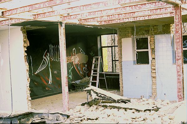 Abandoned house-exhibtion_1991-1992_from-website-Nassiri_12 — © In the exhibition Khane Kolangi-ha [Abandoned House], 1992, Tehran. (The images were downloaded from the website by artist Sassan Nassiri in 2019; the website is not online anymore.)