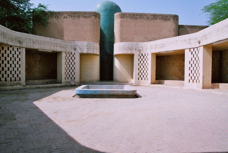 Kamran Diba, Mosque at Shahid Chamran University (formally Jondi-Shapour University), Ahvaz, Iran, 1974. — © Photo: Amin Sharifian, in: www.caoi.ir (accessed June 28, 2023).